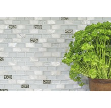 Ljus mosaikvägg med örtkruka
