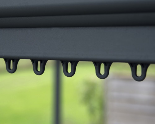 Närbild av ett fäste för paviljongens sidodelar