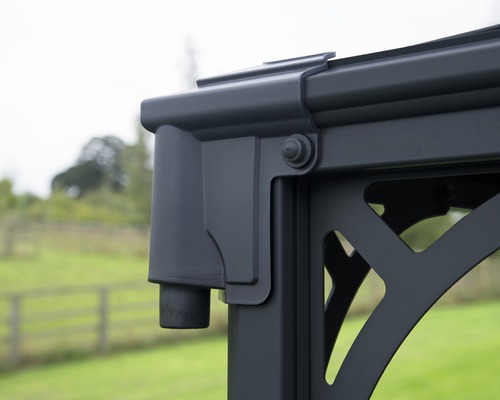 Detaljvy av en metallpaviljong med takränna