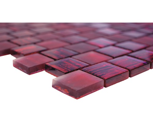 Närbild av röda glasmosaikplattor