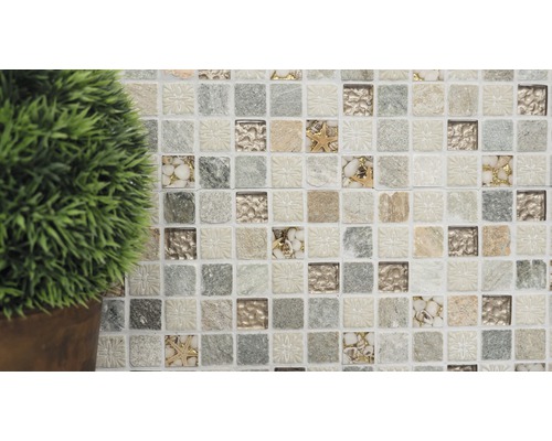 Närbild av mosaikplattor med sten- och skalinslag