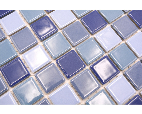 Fyrkantiga mosaikplattor i olika blå nyanser