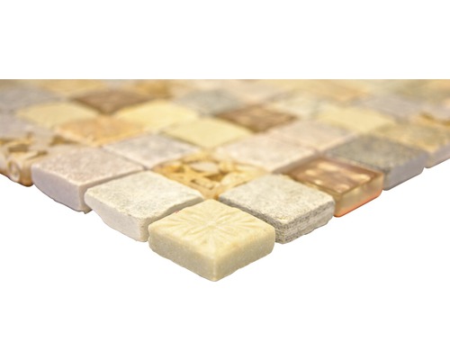 Mosaikplatta av sten med kvadratiska element