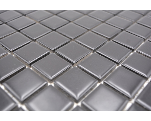 Mosaikplattor med kvadratiska, glänsande ytor