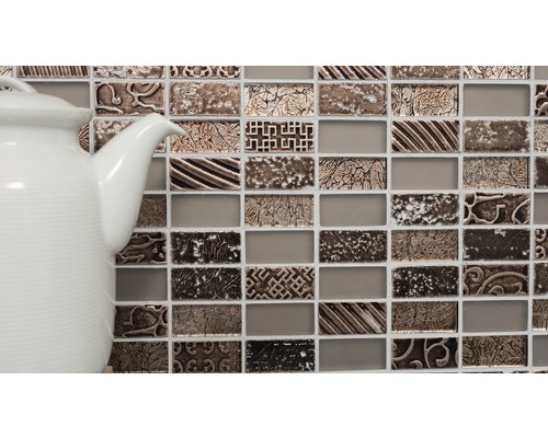 Mosaikplattor med ornament och en vit tekanna