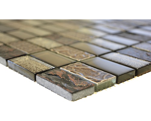 Mosaikplatta av glas och natursten