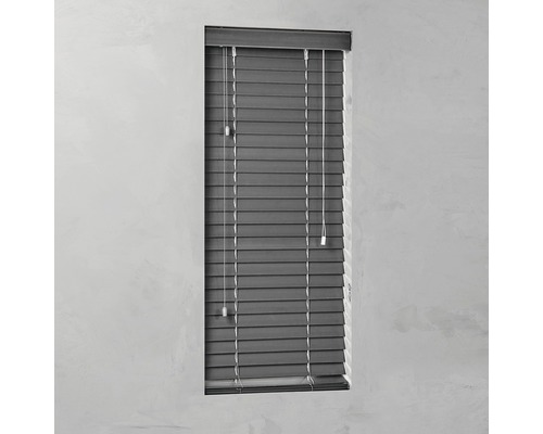 Grå träpersienn i fönstret