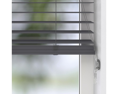 Grå persienn vid fönstret för ljusreglering