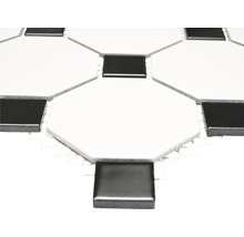 Mosaikplatta med åttkantiga och fyrkantiga element