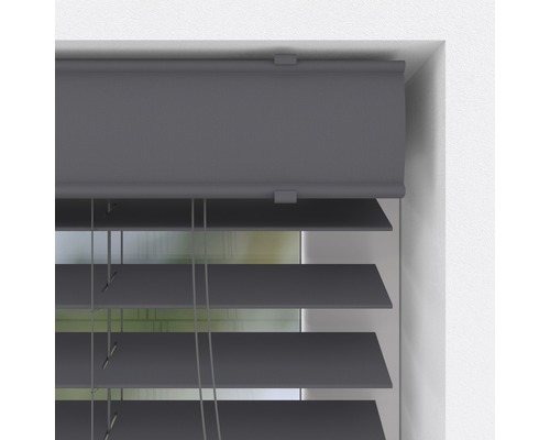 Grå persienn vid fönstret för ljusreglering