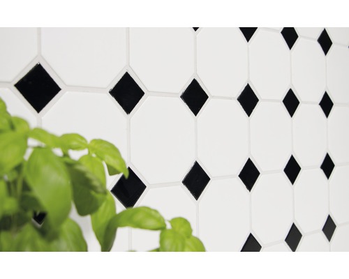 Väggplattor med åttakantigt mönster i svart och vitt