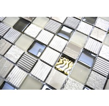 Närbild av en mosaikplatta av glas och natursten