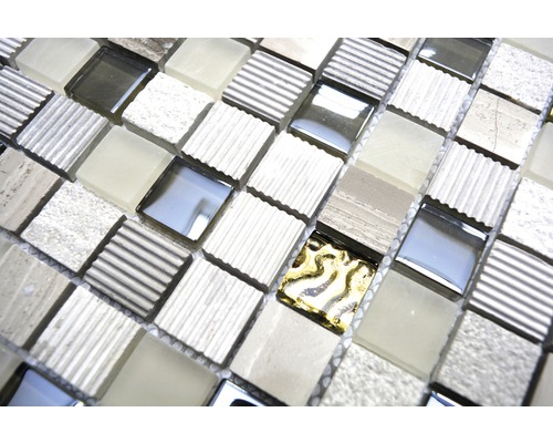 Närbild av en mosaikplatta av glas och natursten