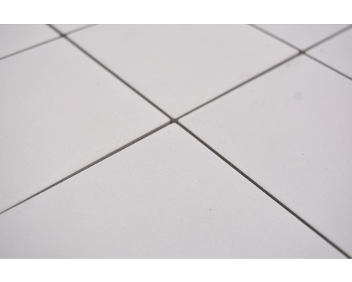 Närbild av kvadratiska plattor med fogar