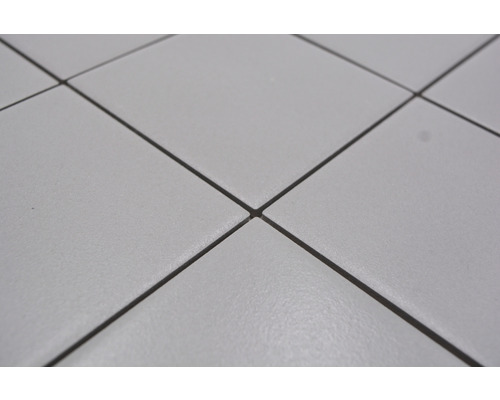 Närbild av kvadratiska plattor med fogar