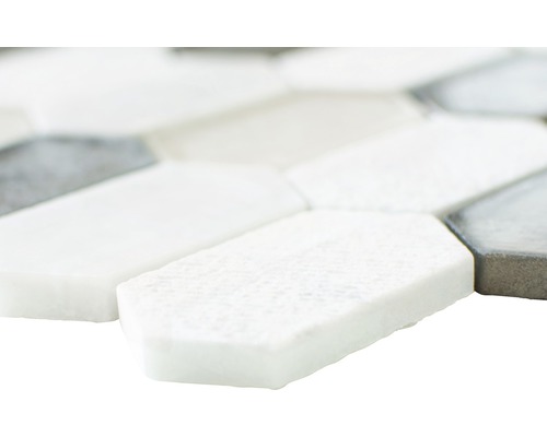 Närbild av avlånga mosaikplattor