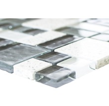 Närbild av en mosaikplatta av glas och sten