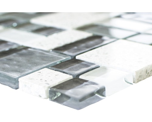 Närbild av en mosaikplatta av glas och sten