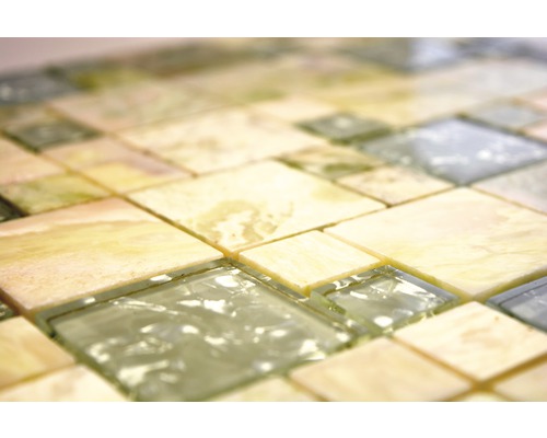 Närbild av en mosaik av glas och sten