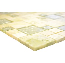 Mosaikplatta med kvadratiska element.