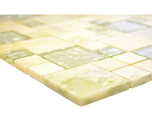 Mosaikplatta med kvadratiska element.