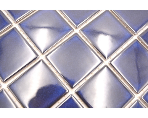 Närbild av glänsande, kvadratiska mosaikplattor