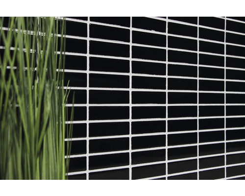 Svarta mosaikplattor med vita fogar