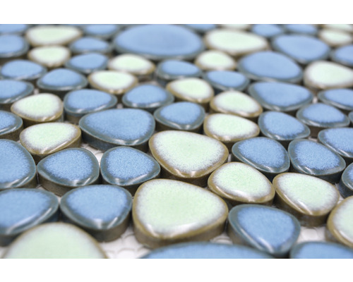Keramiska mosaikplattor i form av småsten