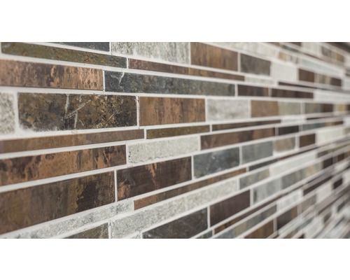 Mosaikkakelvägg med avlånga stenar av olika material