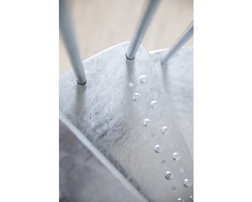 Detaljbild av en metalltrappa med räcken.