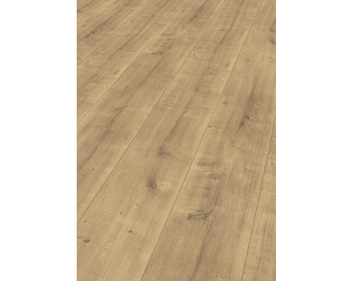 Lagt laminatgolv i träutseende design.