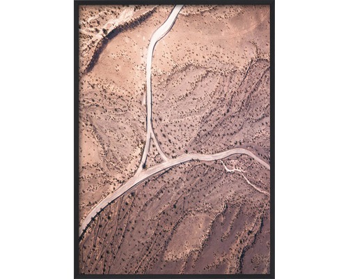 Inramad flygbild av ett ökenlandskap med vägar