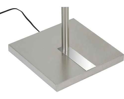 Detaljbild av metallfoten på en golvlampa