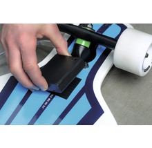Fästa en svart batterilåda med kardborreband på en skateboard