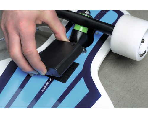 Fästa en svart batterilåda med kardborreband på en skateboard