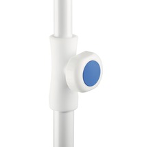 Detaljbild av en vattenkran med blå knapp för vattenflödesreglering