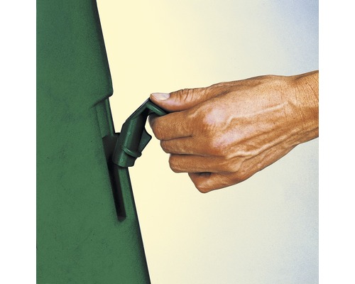 Hand som manövrerar stängningen av en regntunna