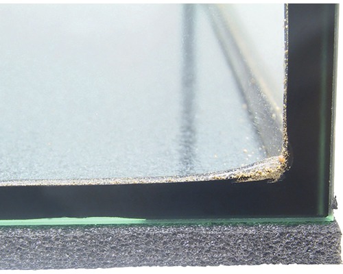 Detaljvy av ett akvarium med glas, tätning och underlag