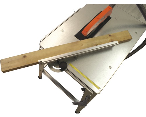 Bordsåg med träplanka på bordet