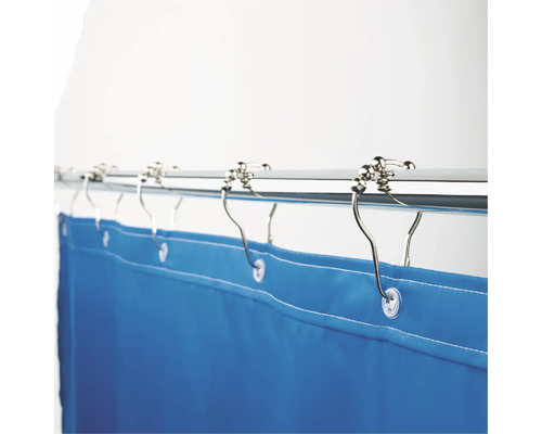 Blått duschdraperi med duschdraperikrokar på en duschstång