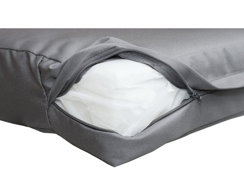 Detaljvy av en grå utomhussittdyna med dragkedja