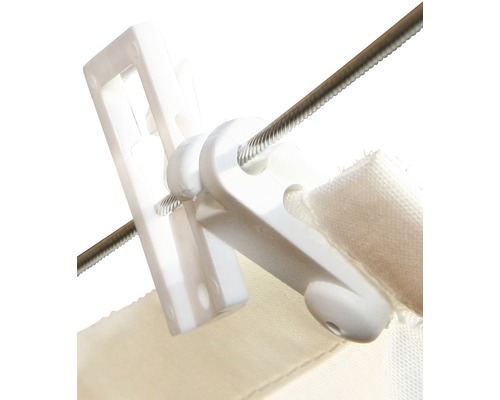 Gardinklämma med gardin på en metalltråd