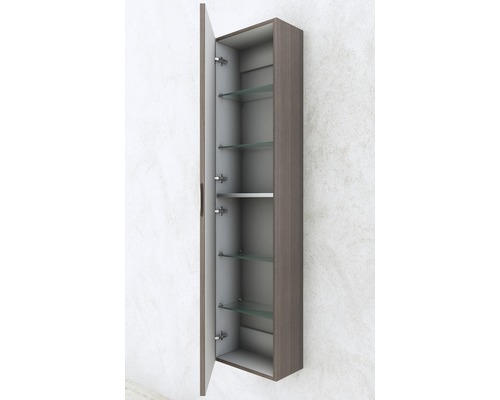 Öppet, smalt badrumsskåp med glashyllor