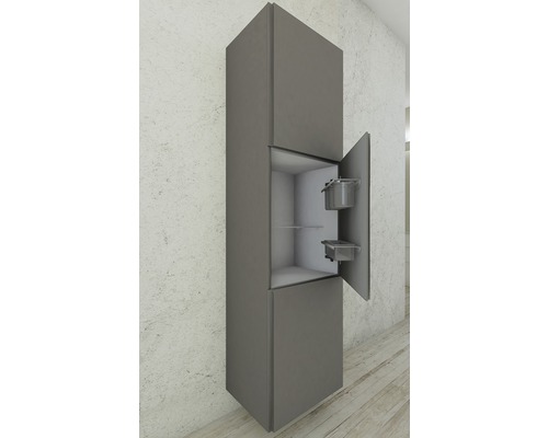 Grått högskåp med öppen dörr och hyllor