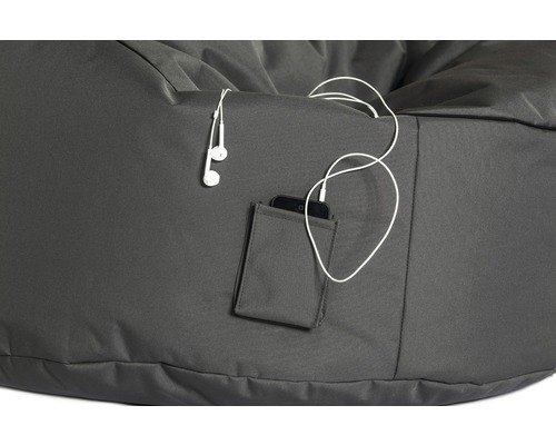 Närbild av en sittsäck med en telefonficka och hörlurar