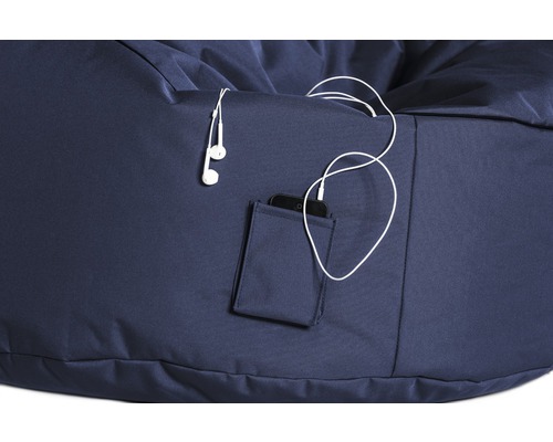 Närbild av en blå sittsäck med telefonficka och hörlurar