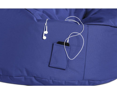 Närbild av en blå sittsäck med en ficka som innehåller en mobiltelefon och hörlurar som sticker ut.
