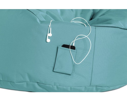 Närbild av en sittsäck med ficka, hörlurar och smartphone