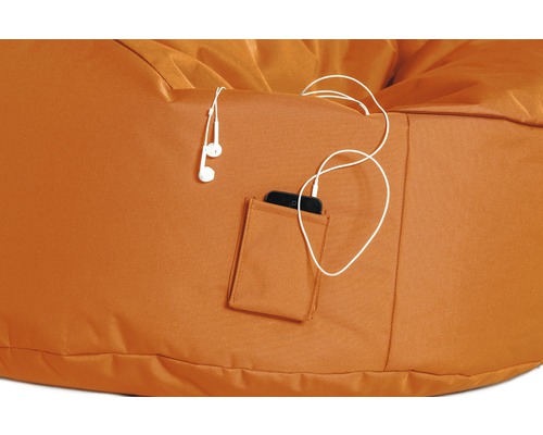 Detaljvy av en sittsäck med ficka, smartphone och hörlurar