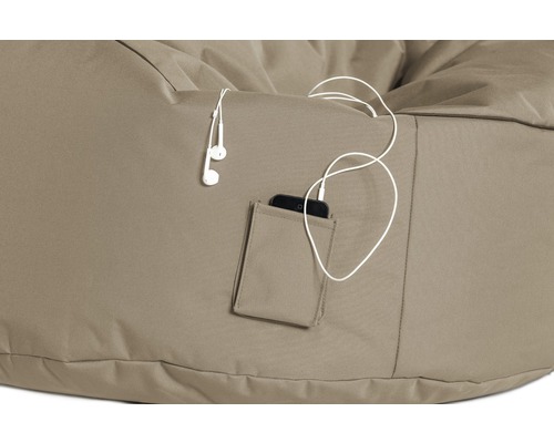 Detaljvy av en sittsäck med mobiltelefonficka och hörlurar.